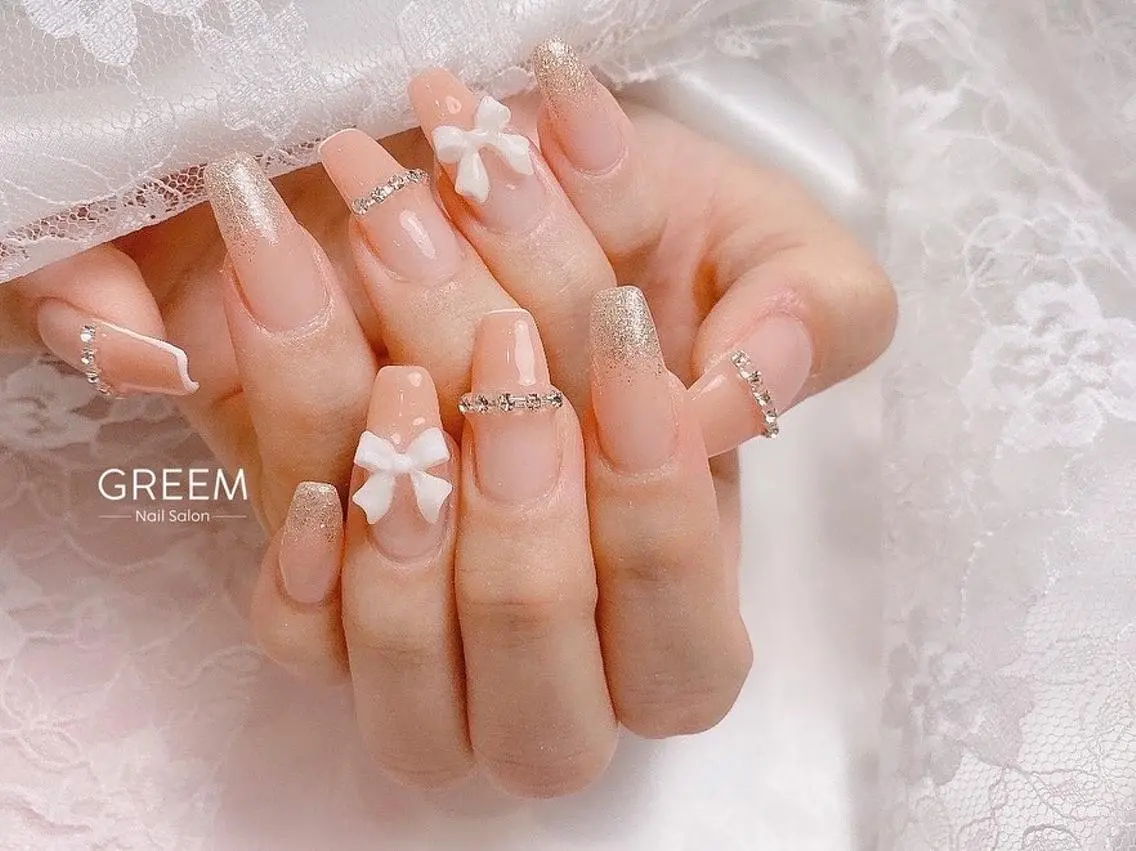 ネイル フレンチネイル ジェルネイル キラキラネイル パラジェル リボン GREEM グリームのネイルデザイン