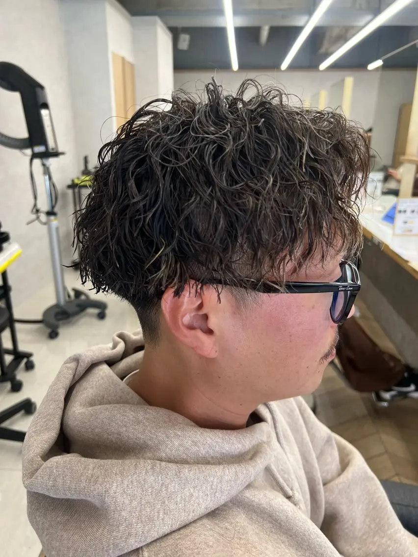 ミディアム パーマ メンズ ミディアムパーマ メンズパーマ スパイラルパーマ カット パーマ トリートメント ヘアセット 🏅メンズ特化 ヤマクラ タイキのヘアスタイル