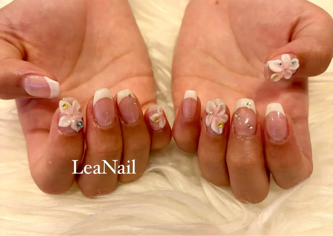ネイル フラワーネイル フレンチネイル Lea Nailのネイルデザイン