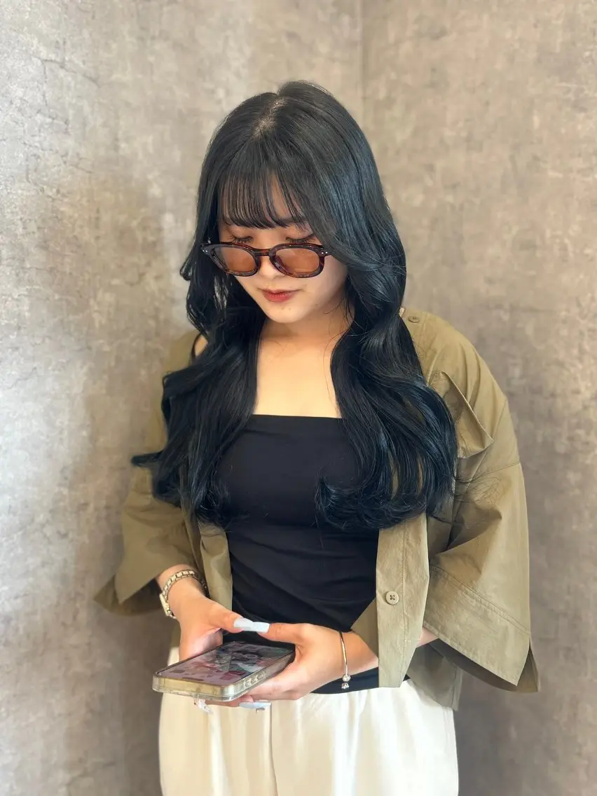 ロング ヘアカラー 遊佐 真梨奈のヘアスタイル