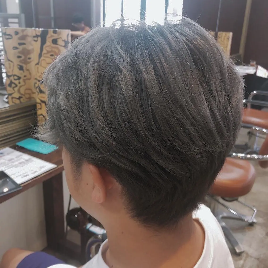 カラー メンズ コンマヘア メンズ韓国風 グレージュ シルバー シルバーグレージュ 💚 nao💚のヘアスタイル