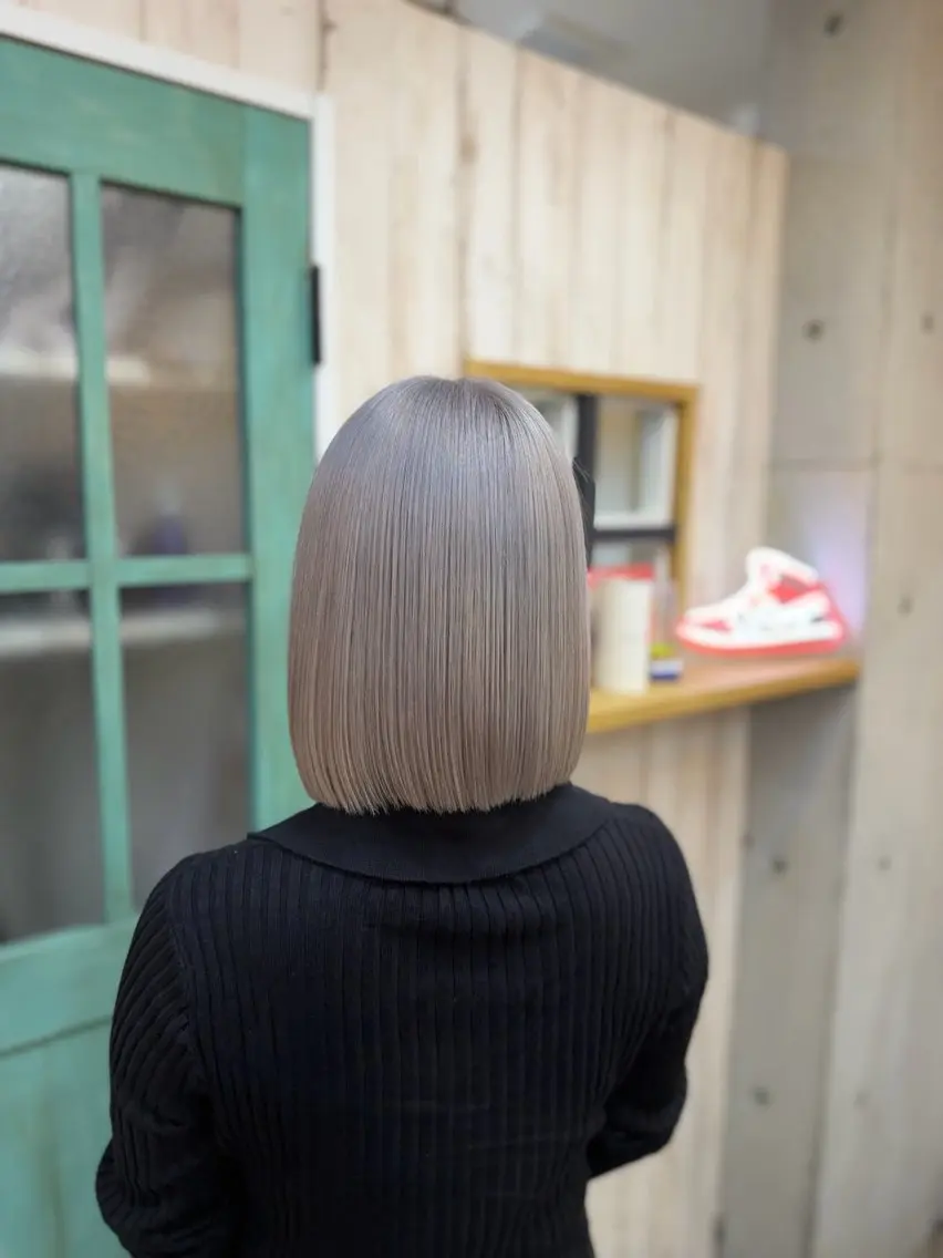 ショート カラー ブリーチ ケアブリーチ ダブルカラー シルバー ホワイトシルバー DEST SAKURAのヘアスタイル
