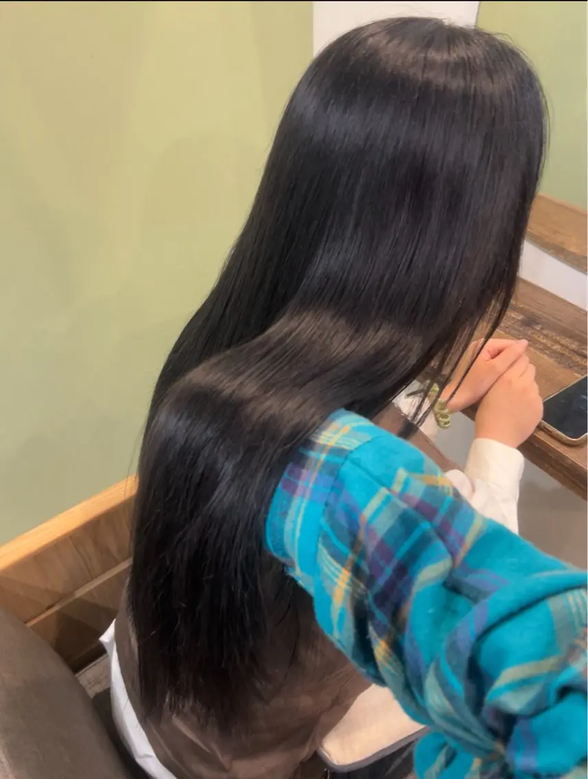 カラー 黒髪 ブリーチ ブルーカラー ブルーブラック 透明感カラー ヘアカラー 大野 満葵のヘアスタイル