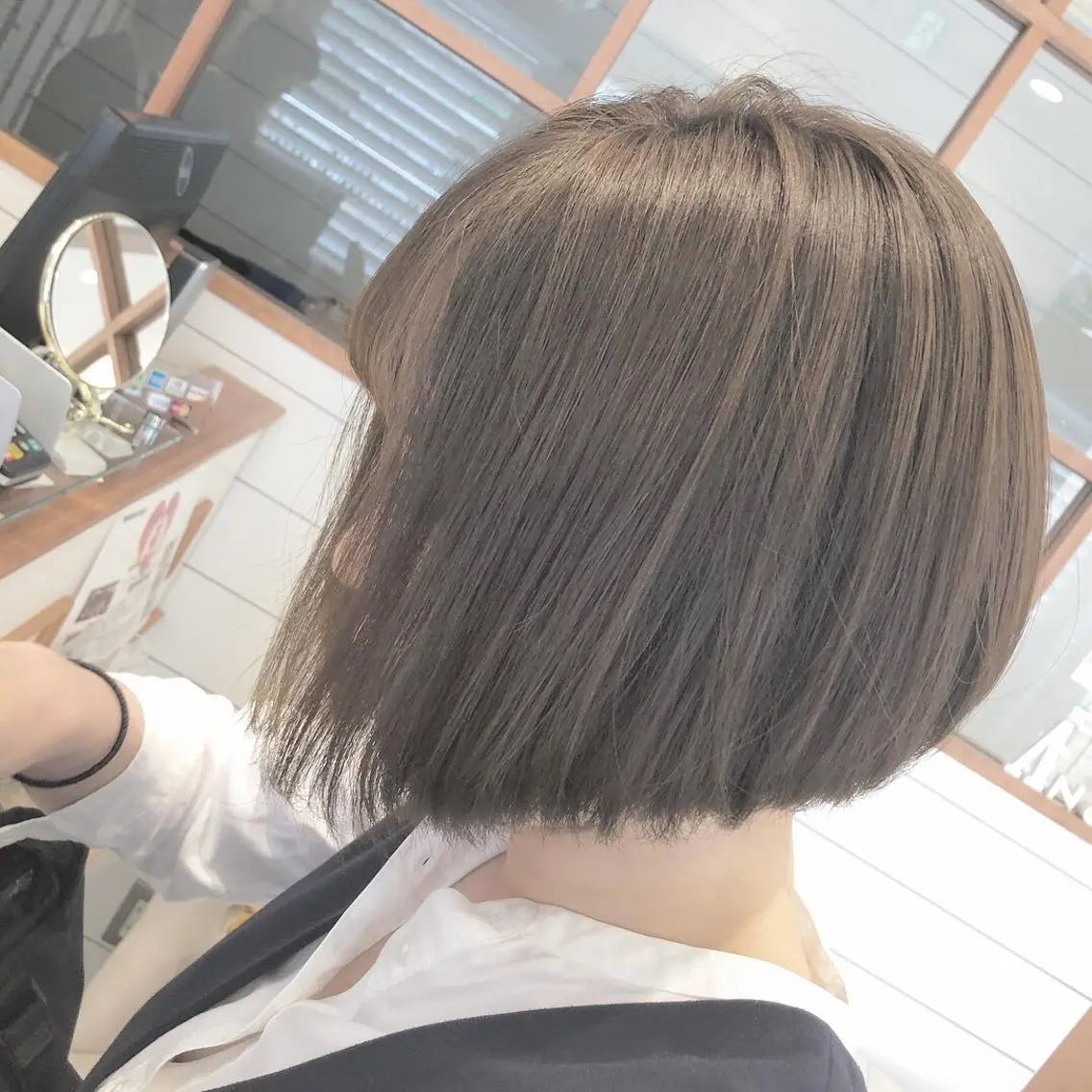 ショート カラー アッシュ ミルクティーアッシュ ボブ カット ヘアカラー トリートメント 🍊新宿南口🍊 ERINAのヘアスタイル