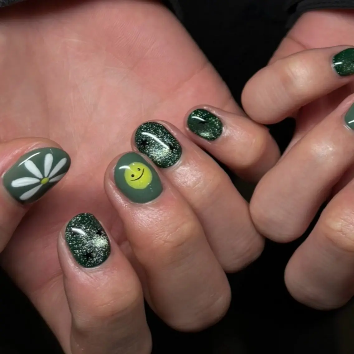 ネイル アートネイル グリーン ハンドネイル 🦋hana / nail / AOのネイルデザイン