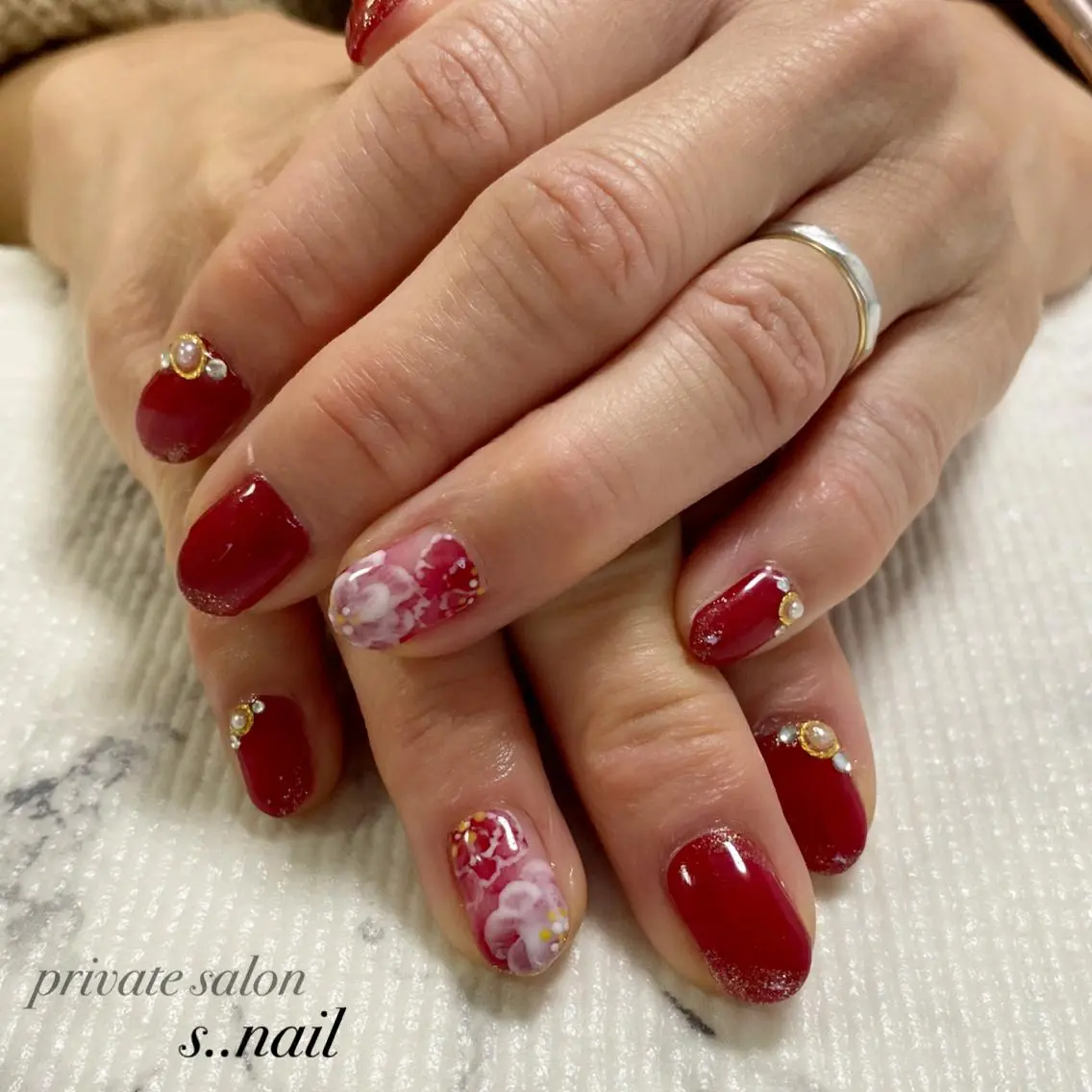 ネイル 赤色 冬ネイル クリスマス ハンドネイル フットネイル s..nail / MORITAのネイルデザイン