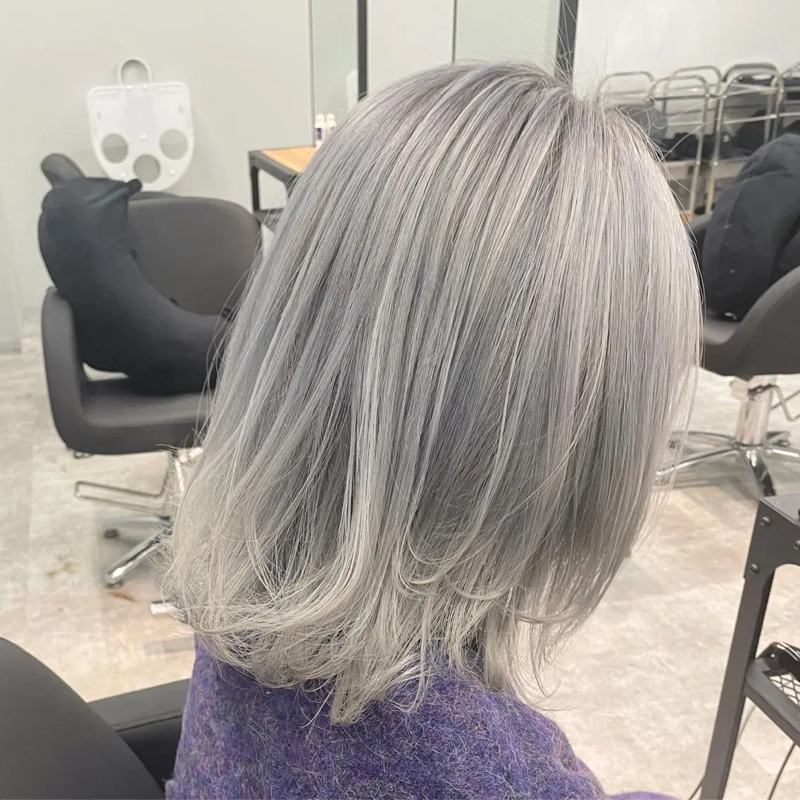 ミディアム カラー シルバー 女性艶髪マンツーマン YUKIのヘアスタイル