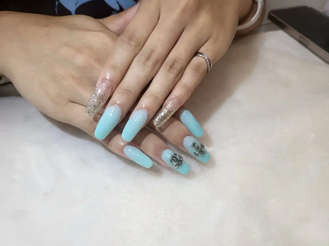 ネイル ブルー 長さ出し キラキラネイル ハンドネイル ハンドケア 心斎橋Salon Epokkuのネイルデザイン