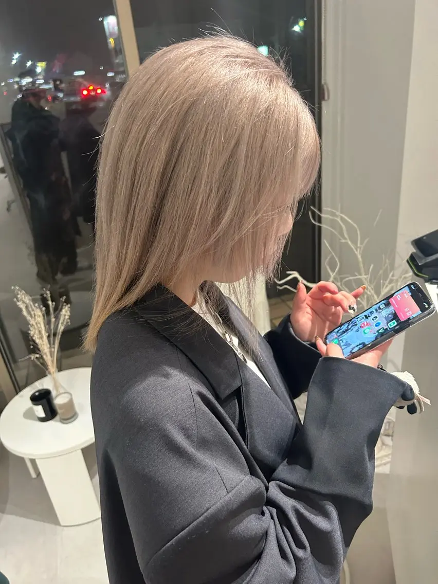 セミロング ボブ/ハイトーン特化 、鯉口勇人のヘアスタイル