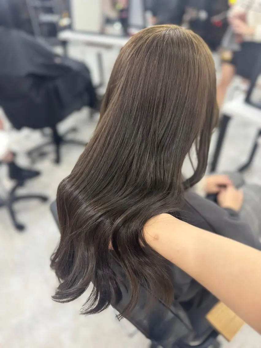 ロング カラー アッシュ アッシュブラウン ベージュカラー 黒髪 ブリーチ カット ヘアカラー トリートメント 赤み無し柔らかカラー 【梅田】madokaのヘアスタイル