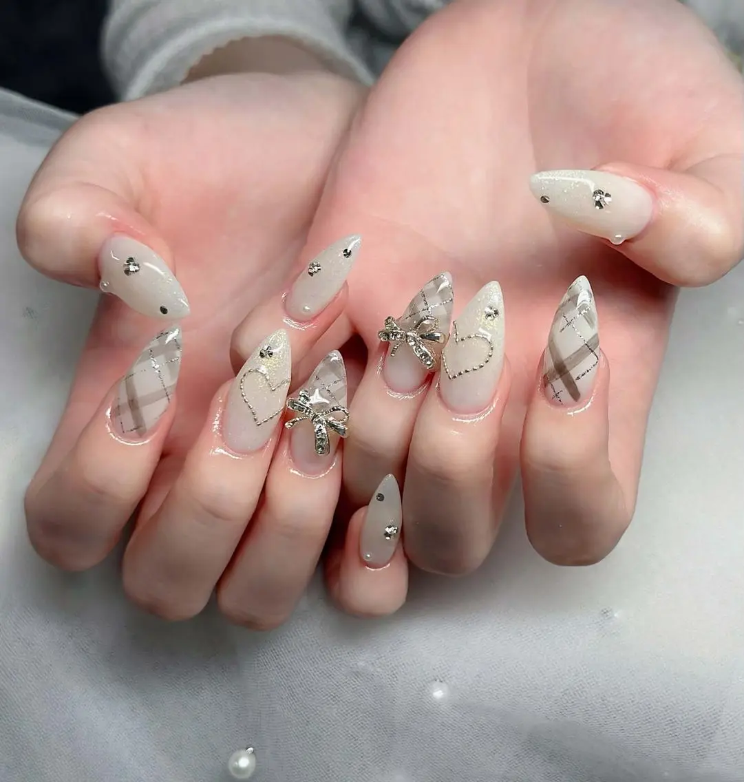 ネイル フレンチネイル ジェルネイル ガラスフレンチ ハロウィン ハート ハンドネイル Sakura h.babynailのネイルデザイン