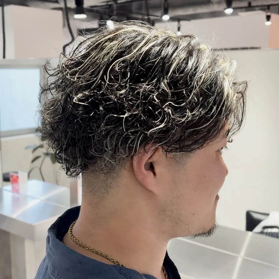 ショート カラー ブリーチ ハイライトカラー メッシュ ハイライト カット ヘアカラー メンズパーマ Dover島村祐輝のヘアスタイル