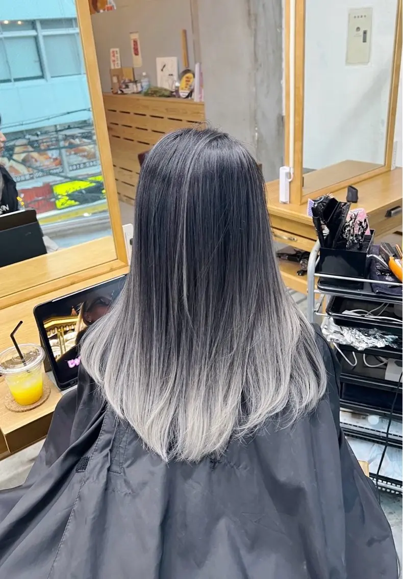 セミロング カラー バレイヤージュ シルバー ホワイトシルバー レイヤーカット ヘアカラー トリートメント 指名数No.1 /NAOYAのヘアスタイル