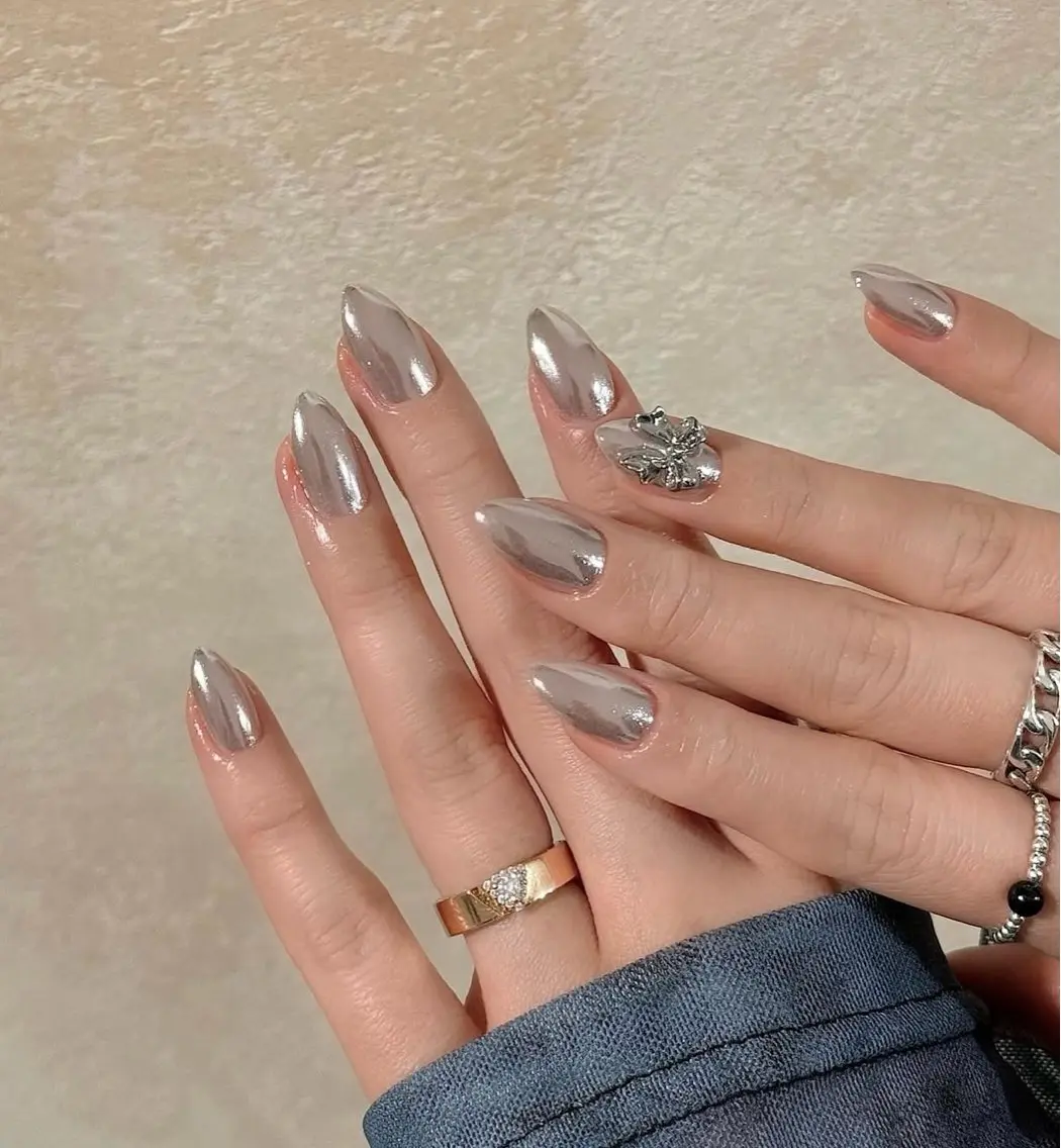 ネイル ジェルネイル 韓国ネイル ミラーネイル パラジェル シルバー NailSalon✨ Écrinエクランのネイルデザイン