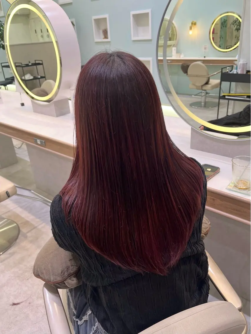 セミロング レイヤーカット 𝑴𝑰𝑨🎀赤髪 /ピンク/髪質改善のヘアスタイル