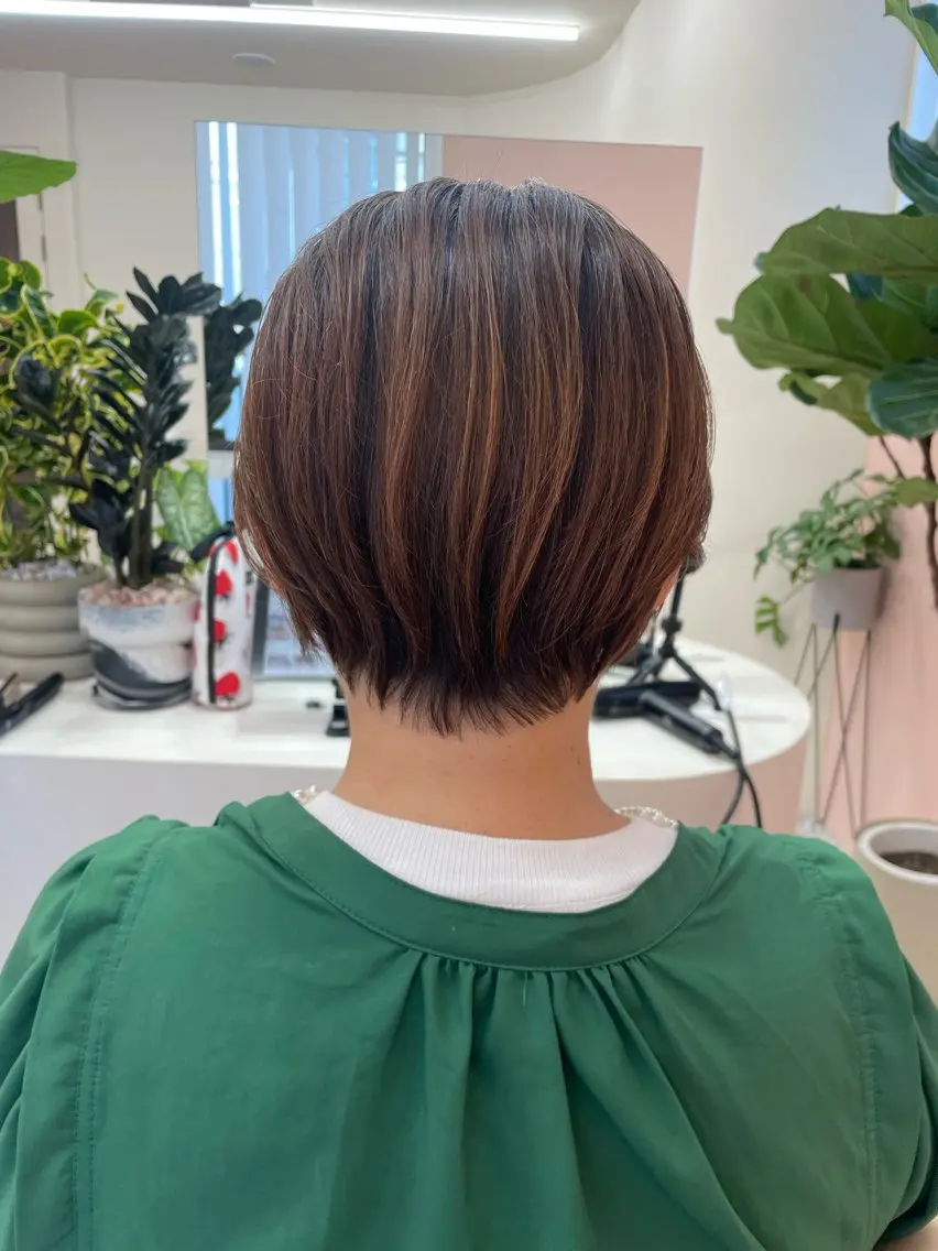 ショート ボブ ハイライト 髪質改善 似合わせカット ショートヘア 中村拓磨 明るい白髪染めのヘアスタイル
