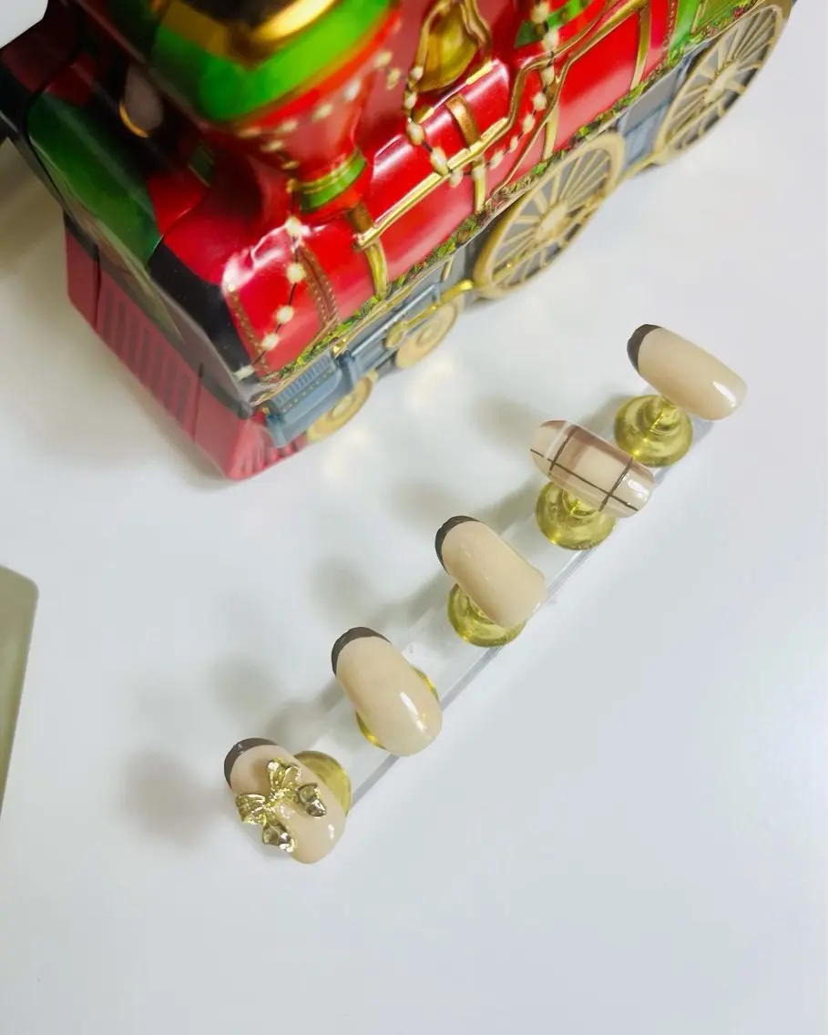 ネイル ブラウン リボン nail room.のネイルデザイン