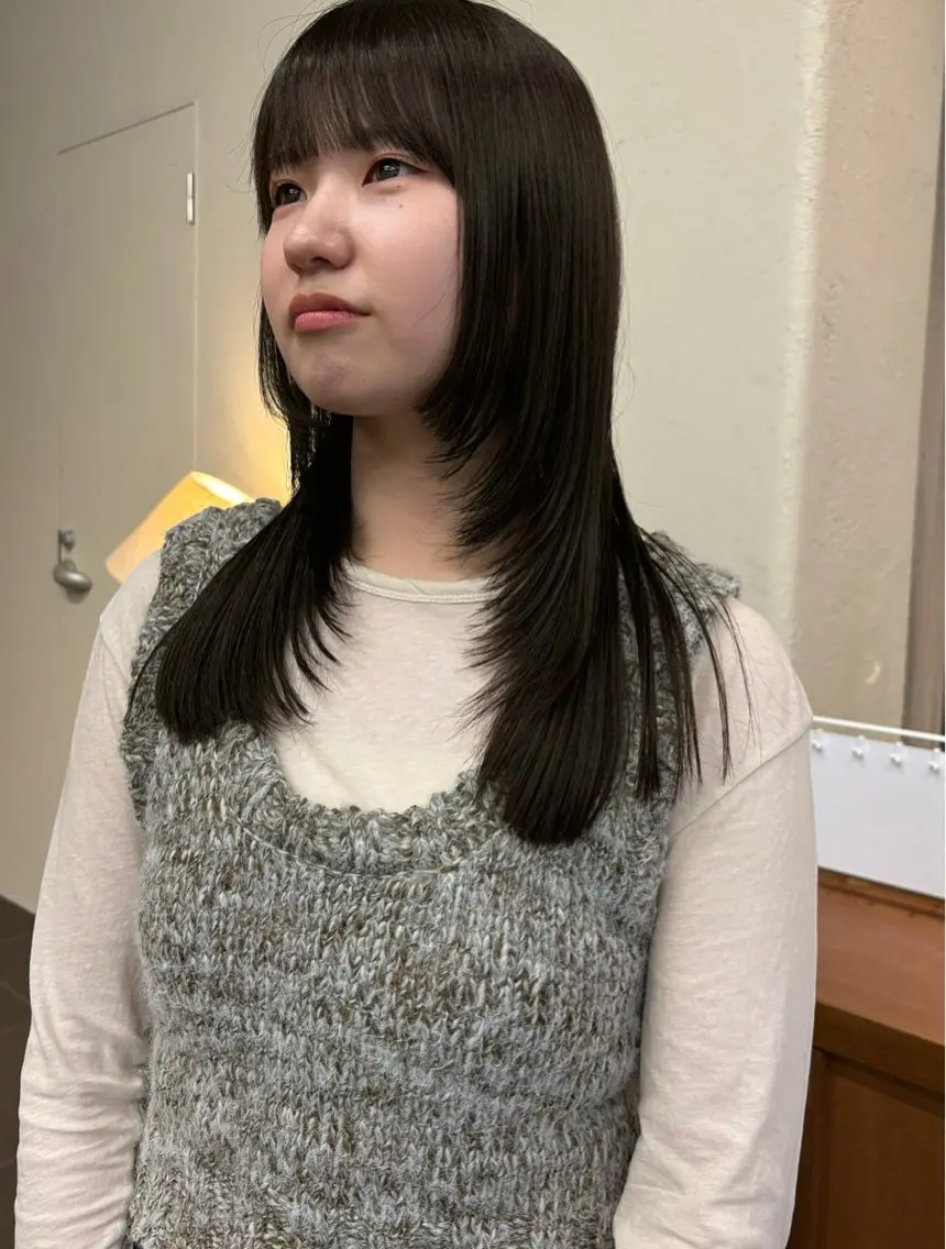 セミロング カラー オリーブグレー レイヤーカット カット ヘアカラー 永田 愛莉のヘアスタイル