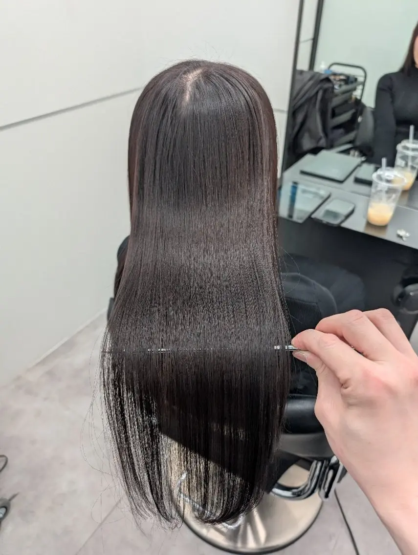 ロング アッシュ カット ヘアカラー トリートメント 艶髪／オリーブ系／ 肌が綺麗に見えるお色のヘアスタイル
