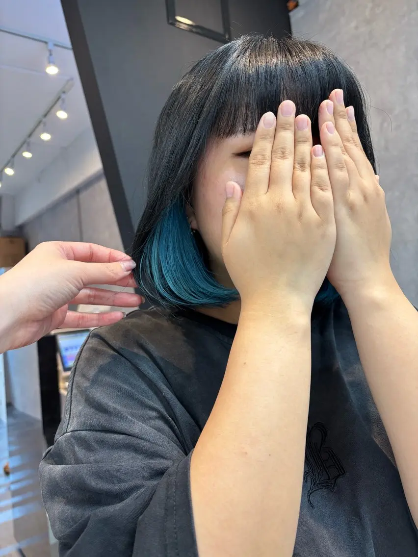 ショート カラー ブリーチ ブルーカラー イヤリングカラー ボブ カット ヘアカラー トリートメント _WHITE 天神店 YUMEKA🐻のヘアスタイル