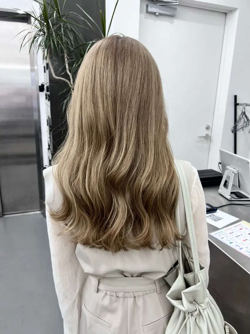 セミロング カラー ベージュカラー ブリーチ ミルクティーベージュ カット ヘアカラー トリートメント ベイリコルド　アトリ 店長　宮城一真のヘアスタイル