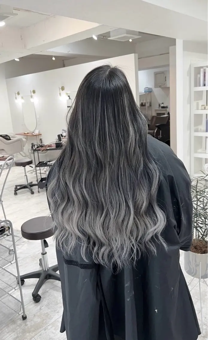 ロング カラー バレイヤージュ シルバー ホワイトシルバー レイヤーカット 指名数No.1 /NAOYAのヘアスタイル