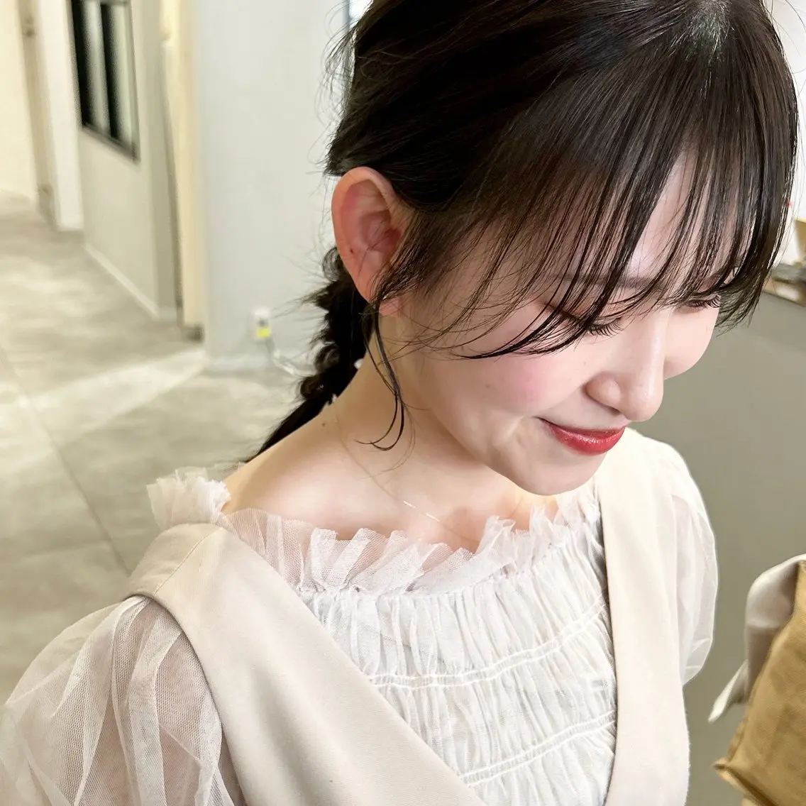 ミディアム カラー おくれ毛 カット ヘアカラー オリーブベージュ/ ブリーチなし透明感のヘアスタイル