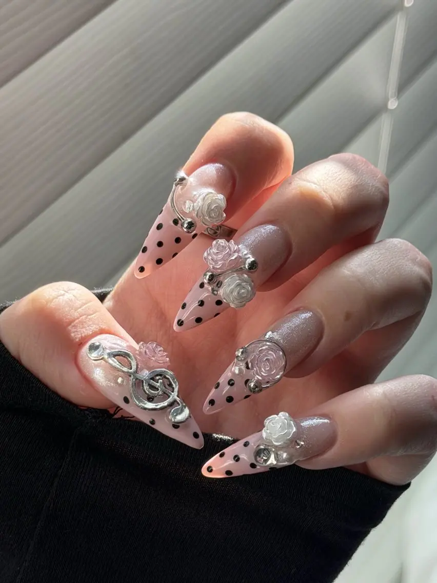 ネイル 長さ出し キラキラネイル 韓国ネイル ロングネイル ワンホンネイル ハンドネイル Josie nail salonのネイルデザイン