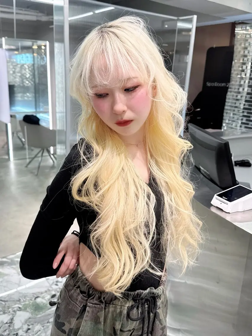 ロング カラー ブロンド ホワイトブロンド ヘアカラー RIHO🎀栄 ハイトーン×顔周りのヘアスタイル