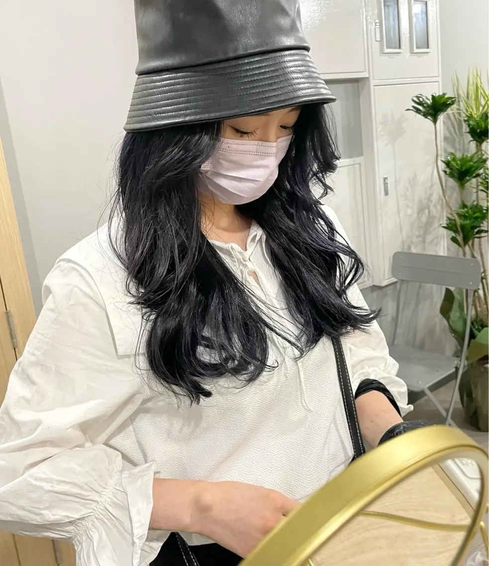 ロング カラー 黒髪 ブルーカラー ブルーブラック 透明感カラー ヘアカラー トリートメント Kamie 三宮のヘアスタイル