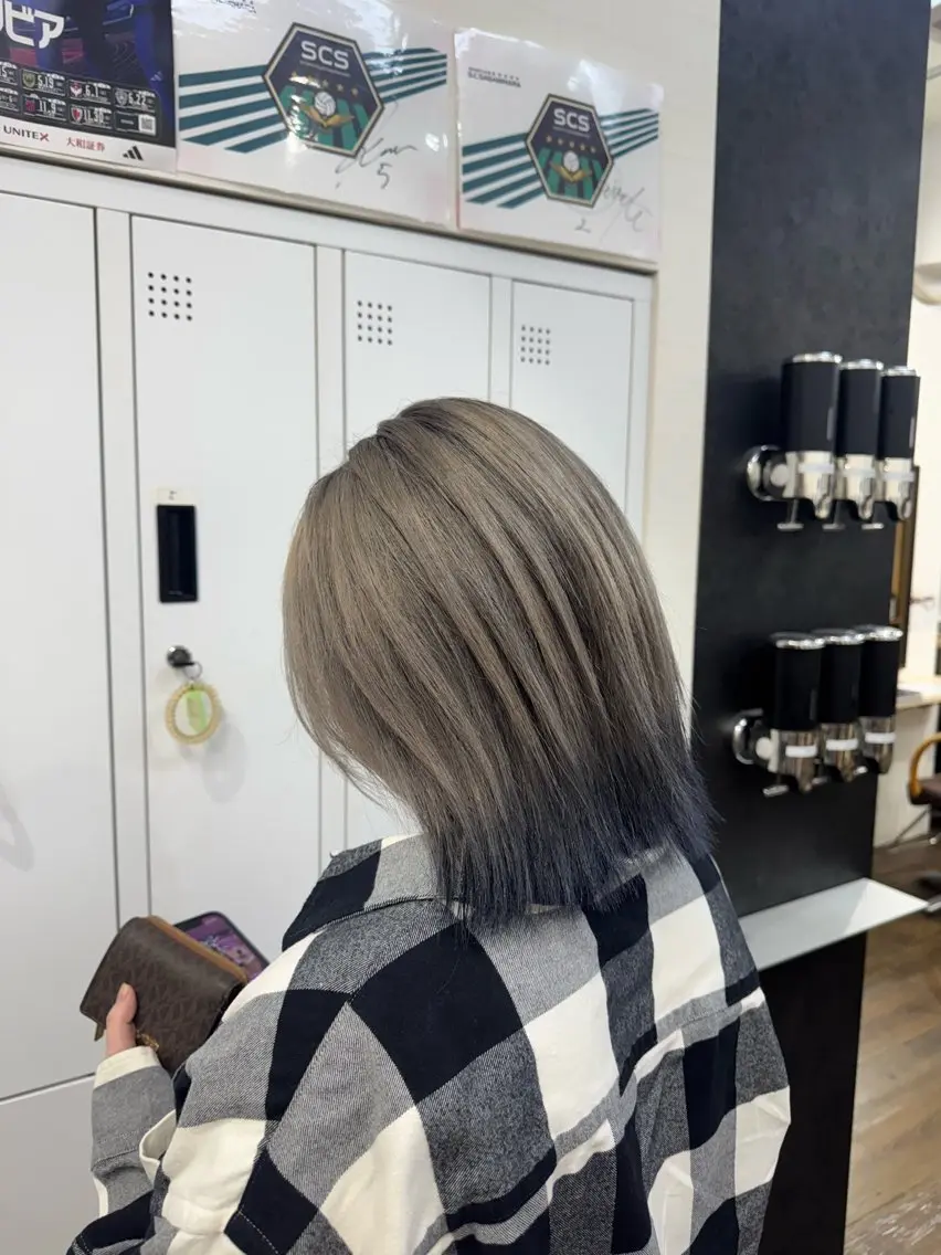 ミディアム 横浜🦋ハイトーン 🫐シャドウルーツのヘアスタイル