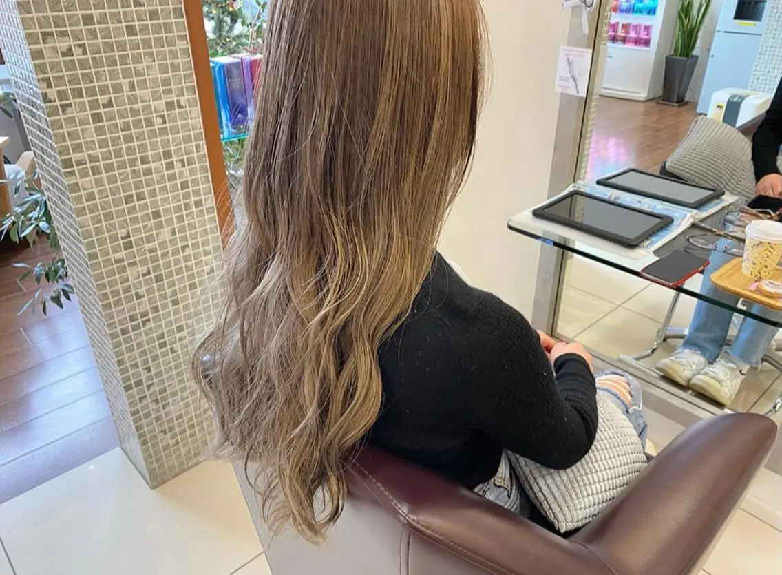 ロング カラー ベージュカラー ハイライトカラー ミルクティーベージュ ハイライト カット ヘアカラー トリートメント 鈴木 翔梧のヘアスタイル