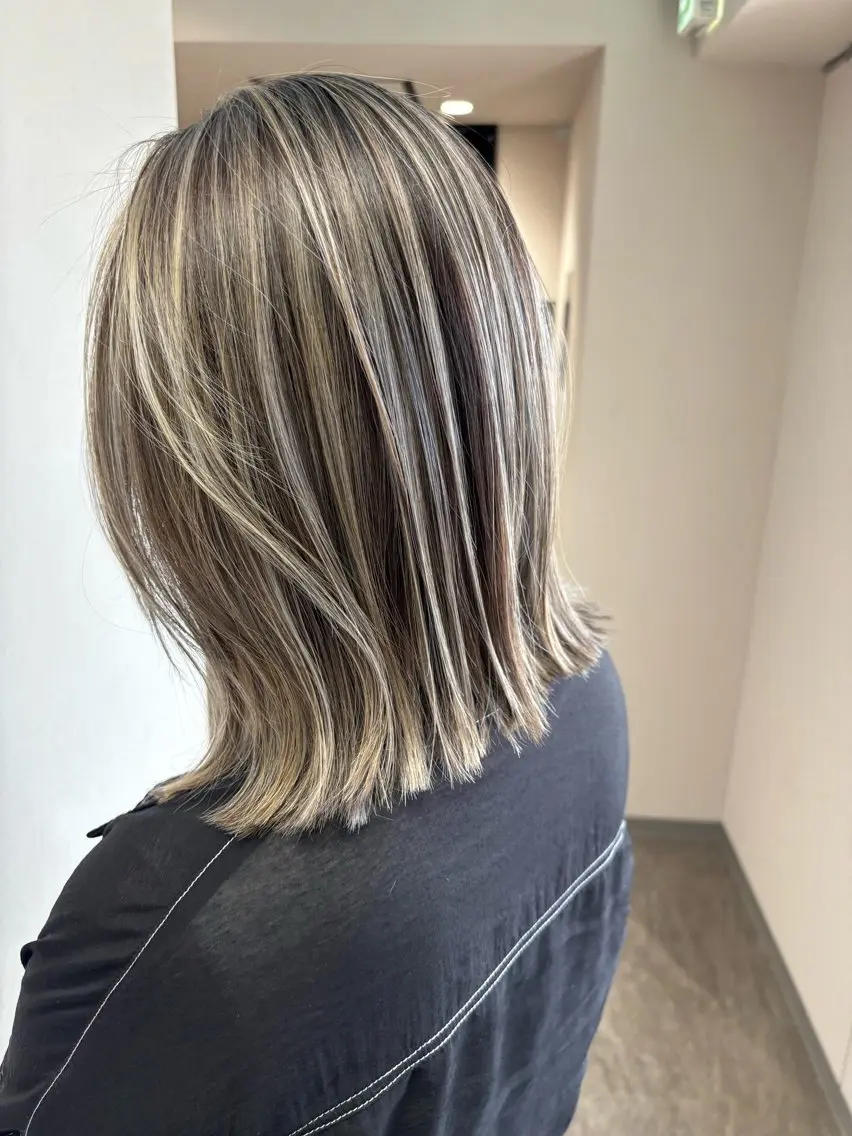 ミディアム カラー バレイヤージュ ハイライトカラー ハイライト レイヤーカット カット ヘアカラー 松井那津子 /ハイライトブリーチのヘアスタイル
