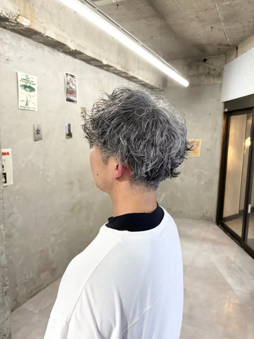 ショート パーマ メンズ メンズパーマ 波巻きパーマ スパイラルパーマ カット パーマ トリートメント door white hideのヘアスタイル