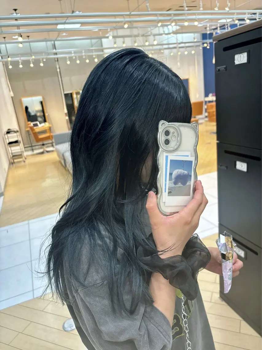 ロング カラー ブルーカラー ネイビーカラー ヘアカラー 楢本 莉子のヘアスタイル