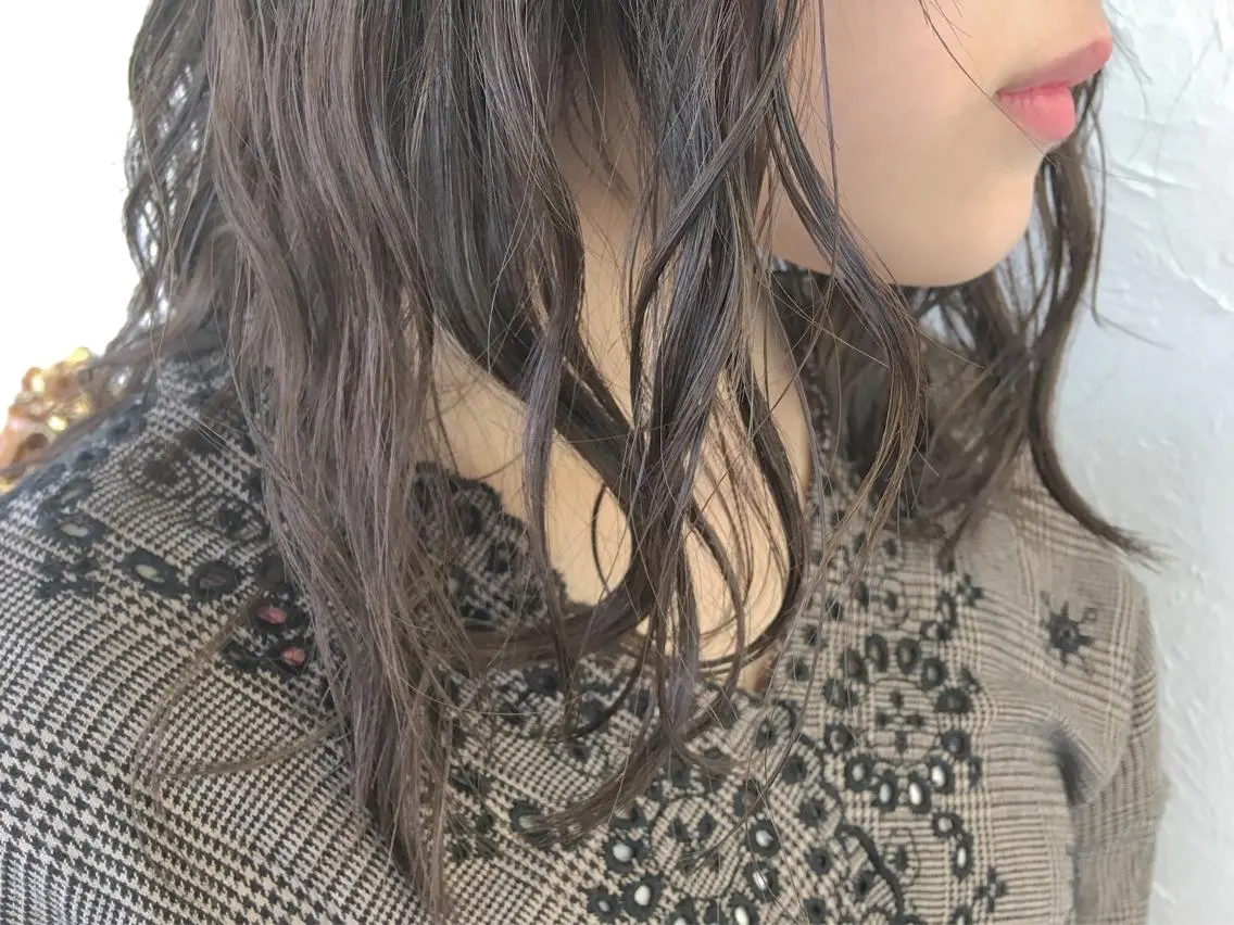 ミディアム カラー ヘアアレンジ アッシュ ベージュカラー エグチ アキラのヘアスタイル