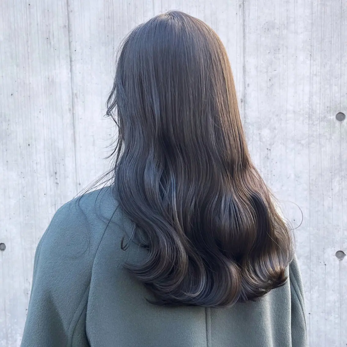 セミロング カラー ブラウンカラー 透明感カラー グレージュ カーキグレージュ オリーブブラウン カット ヘアカラー トリートメント ヘッドスパ ヘアセット カジュアルを女っぽく 𝗮𝘆𝗮𝗰𝗼のヘアスタイル
