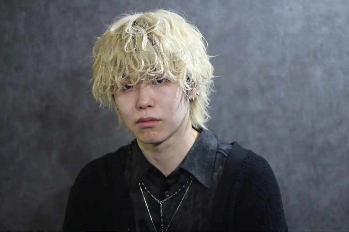 ミディアム カラー メンズ マッシュウルフ マッシュ メンズウルフカット 抜きっぱなしブロンド ブロンド カット ヘアカラー 【フェザーパーマ】 【縮毛矯正】鶴田文のヘアスタイル