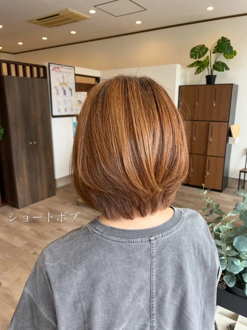 ミディアム カット ヘアカラー アトレル Ihoのヘアスタイル
