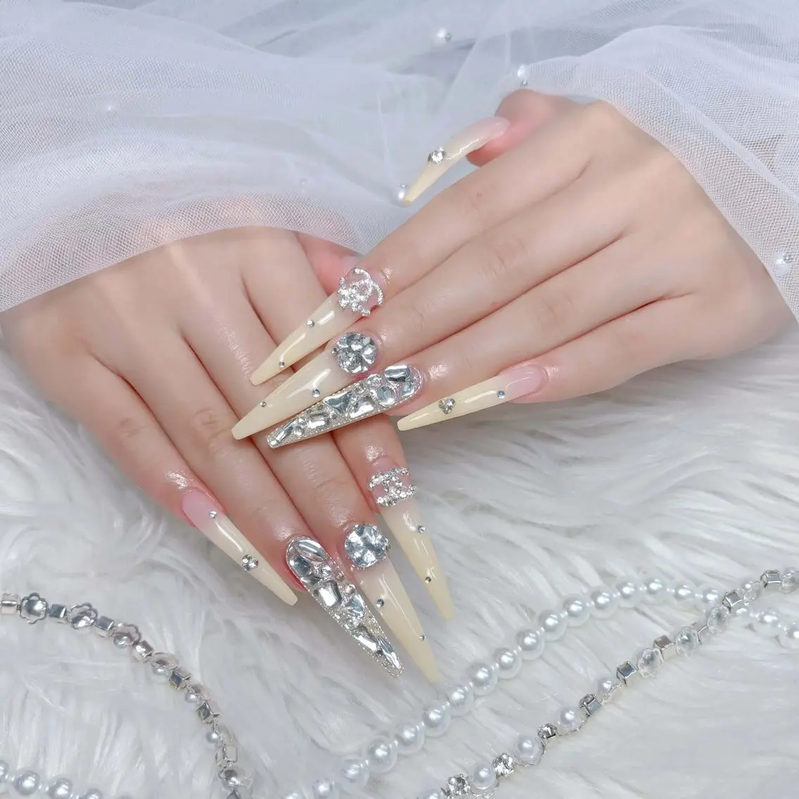 ネイル ジェルネイル キラキラネイル 韓国ネイル ロングネイル 持ち込み ハンドネイル ハンドケア Nova Nailのネイルデザイン