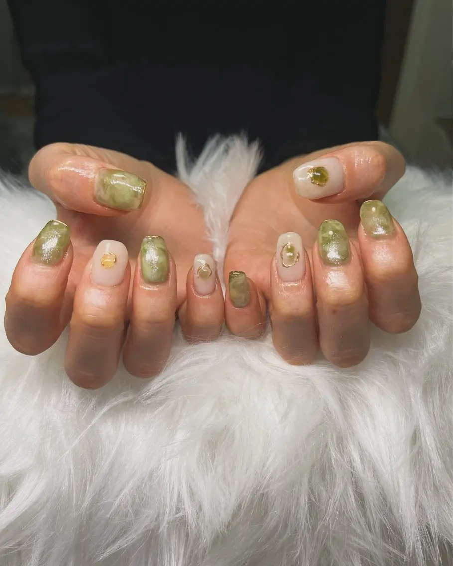 ネイル グリーン ミラーネイル ニュアンスネイル 春ネイル 🏠自宅 サロン💅natsuのネイルデザイン