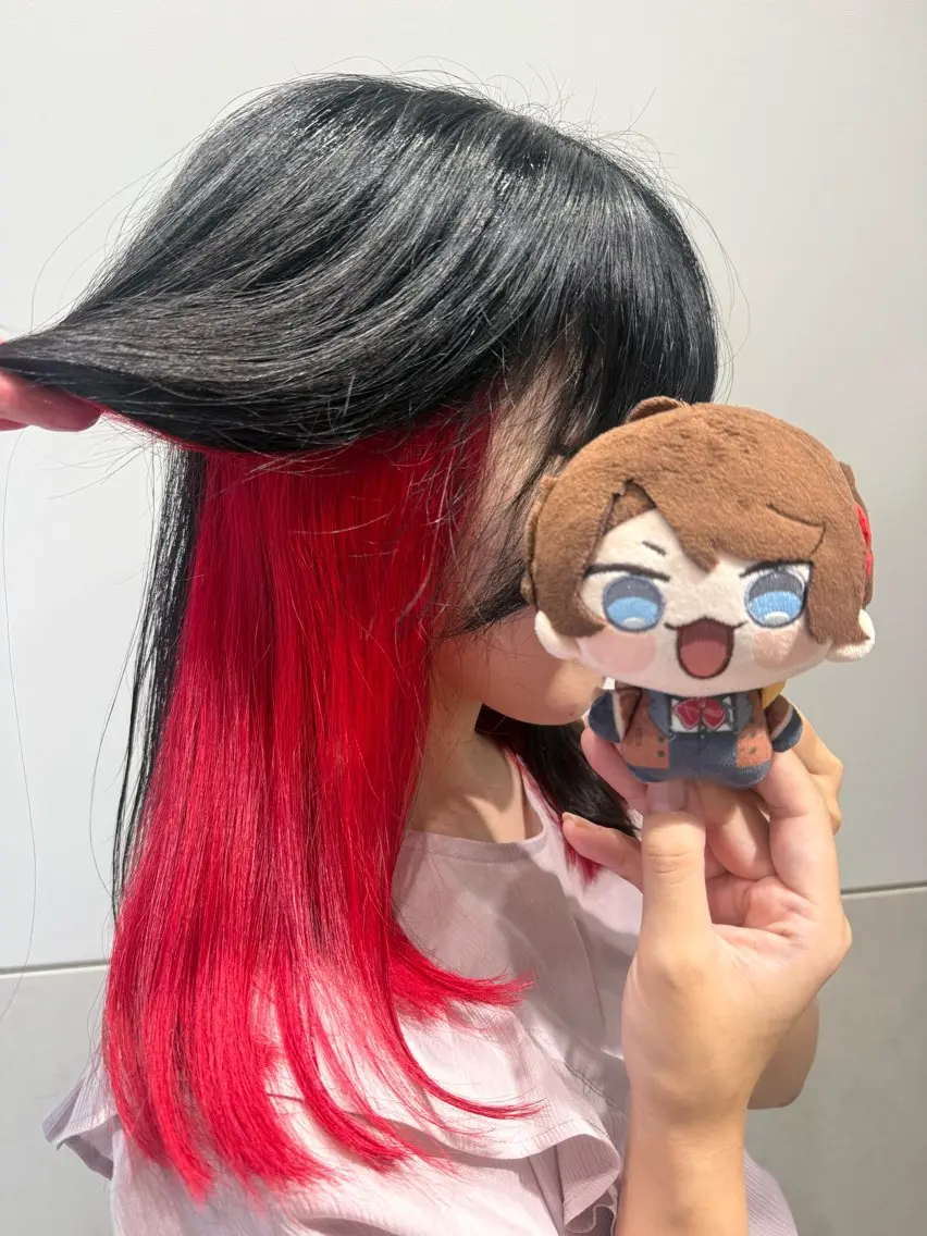 セミロング カラー ブリーチ ケアブリーチ ダブルカラー インナーカラー レッドカラー ヘアカラー インナーカラー 推し ブリーチ 髪質改善のヘアスタイル