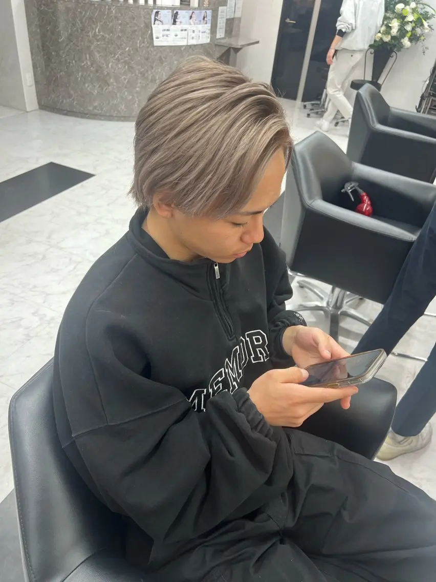 カラー メンズ グレージュ ミルクティーグレージュ ALEAP himekaのヘアスタイル