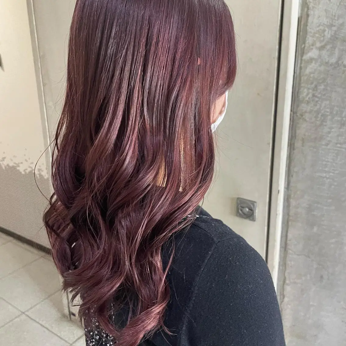 ミディアム カラー ブリーチ ダブルカラー イヤリングカラー トリートメント 吉村 夏椰のヘアスタイル