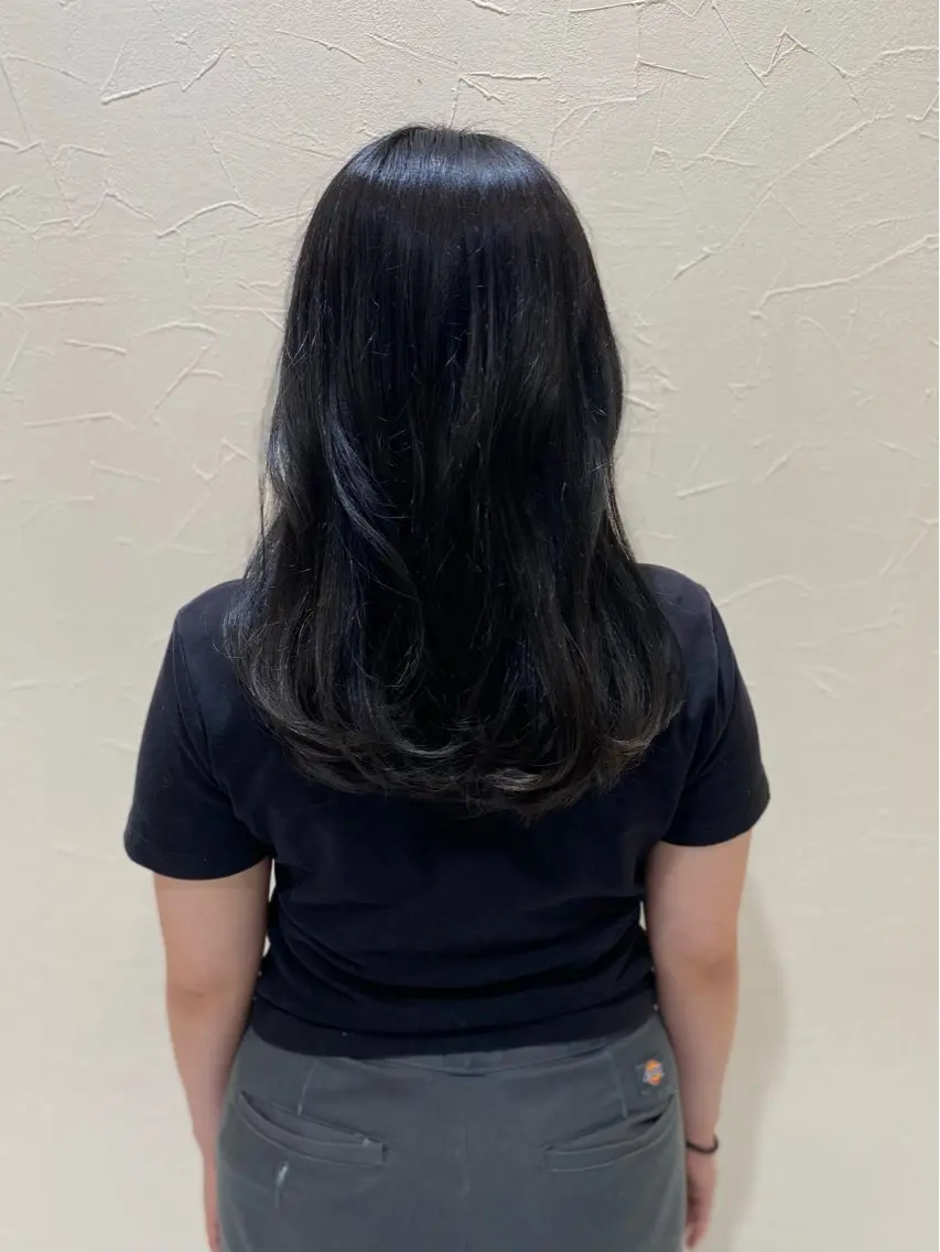 ロング カラー 黒髪 ブルーカラー ブルーブラック イルミナカラー スターダスト ヘアカラー トリートメント Aphrodite 横手 亜紀のヘアスタイル