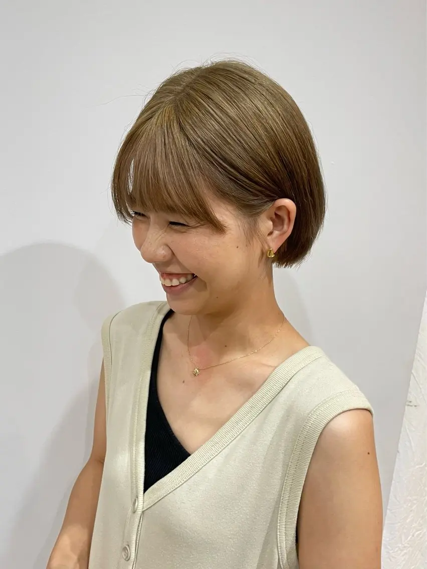 ミディアム カラー ベージュカラー ミルクティーベージュ カット ヘアカラー トリートメント 真弓 理沙/艶カラーのヘアスタイル