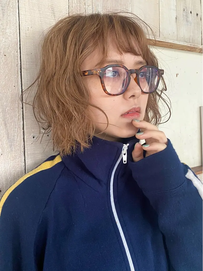 ショート ブリーチカラー/ブロ ンドレイヤーカットのヘアスタイル