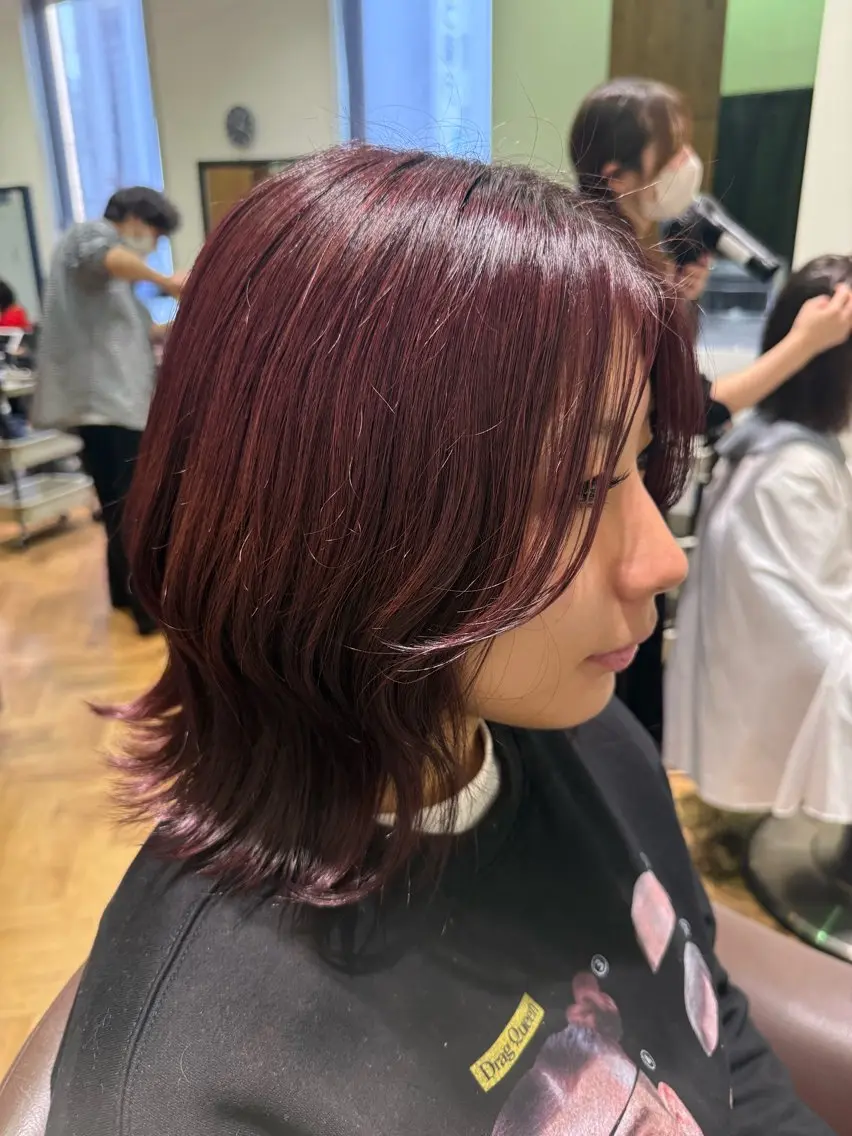 ミディアム カラー ブリーチ ボルドーカラー 溝口 槙里也のヘアスタイル