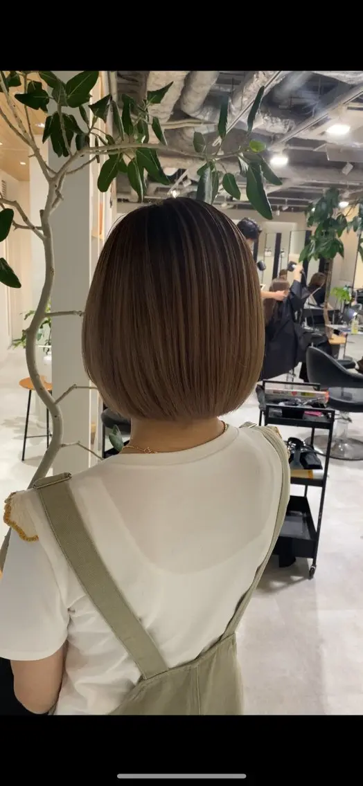 ミディアム ボブ レイヤーカット FLEEK 安立徹のヘアスタイル