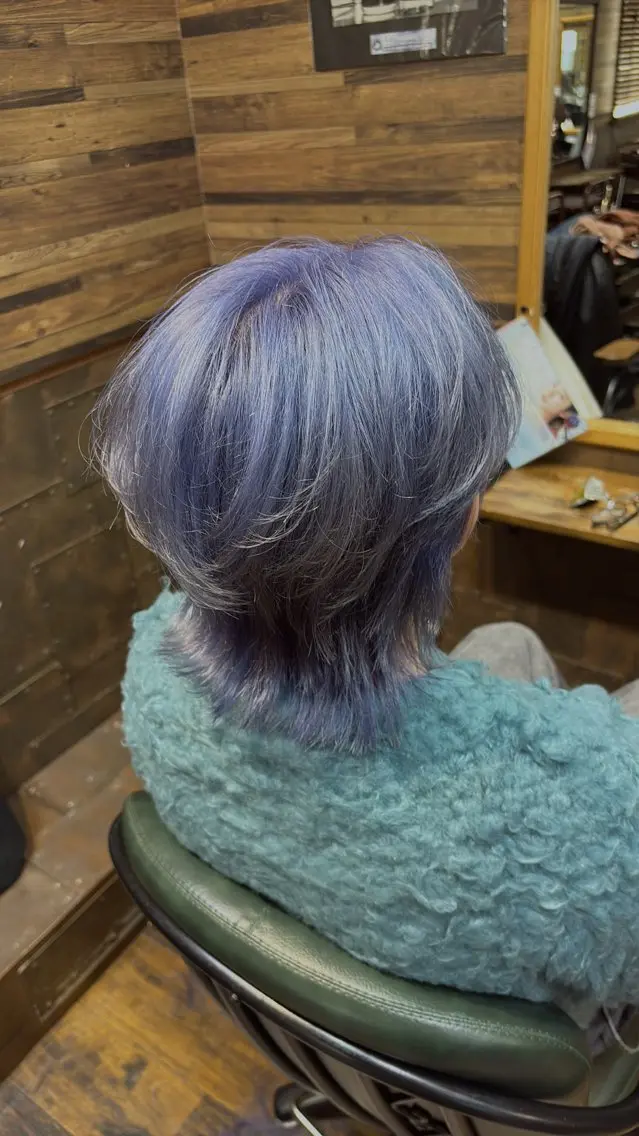 カラー メンズ センターパート メンズハイトーン ハイトーンカラー メンズ特化シャドウパ ーマラウンドマッシュのヘアスタイル